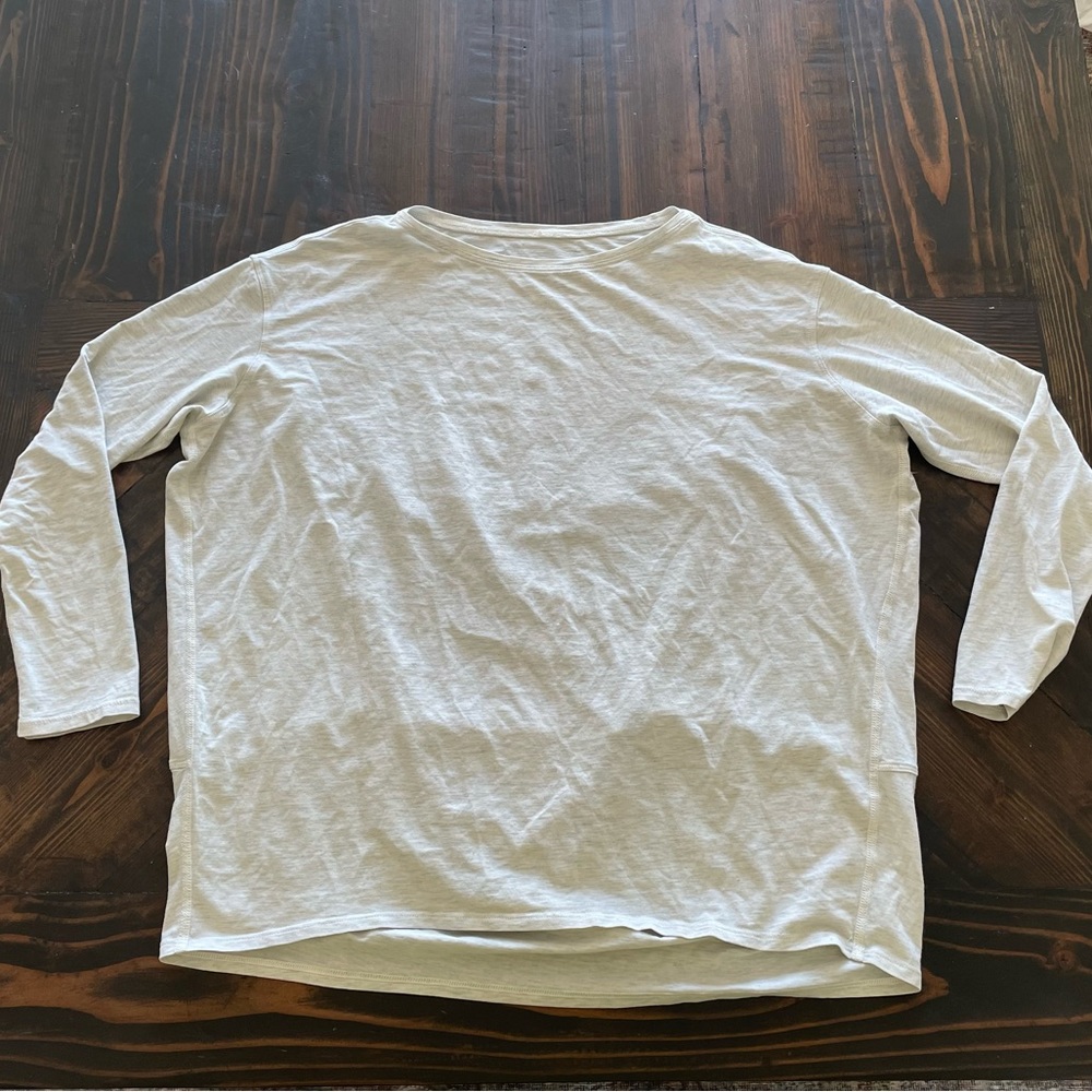 Lululemon Back In Action Long Sleeve
Space Dye Ice Grey Alpine White size 8